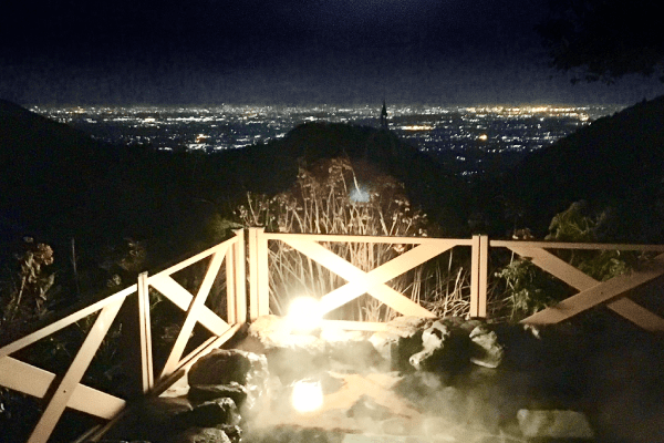 温泉から眺める街の夜景は格別です。