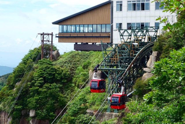 山上公園駅と展望レストラン