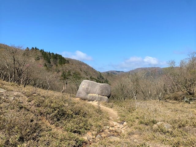 国見峠からすぐの所にあるゴジラ岩