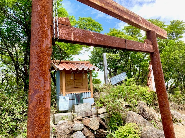 鎌ヶ岳の山頂にある祠