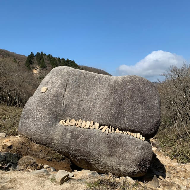 国見峠のゴジラ岩