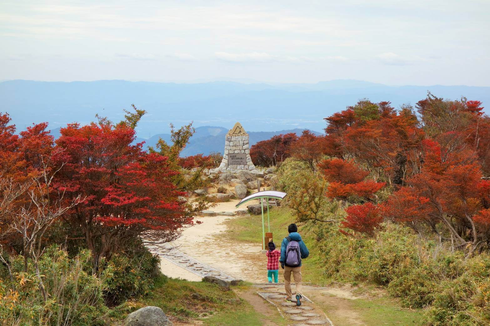 御在所岳鈴鹿国定公園記念碑の紅葉