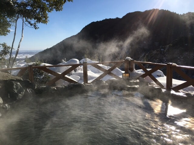 ホテル湯の本の冬の露天風呂イメージ