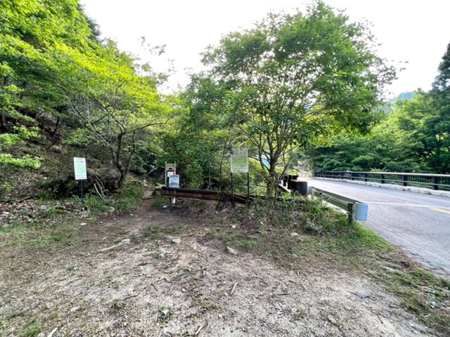 鈴鹿スカイライン沿いに雨乞岳登山口