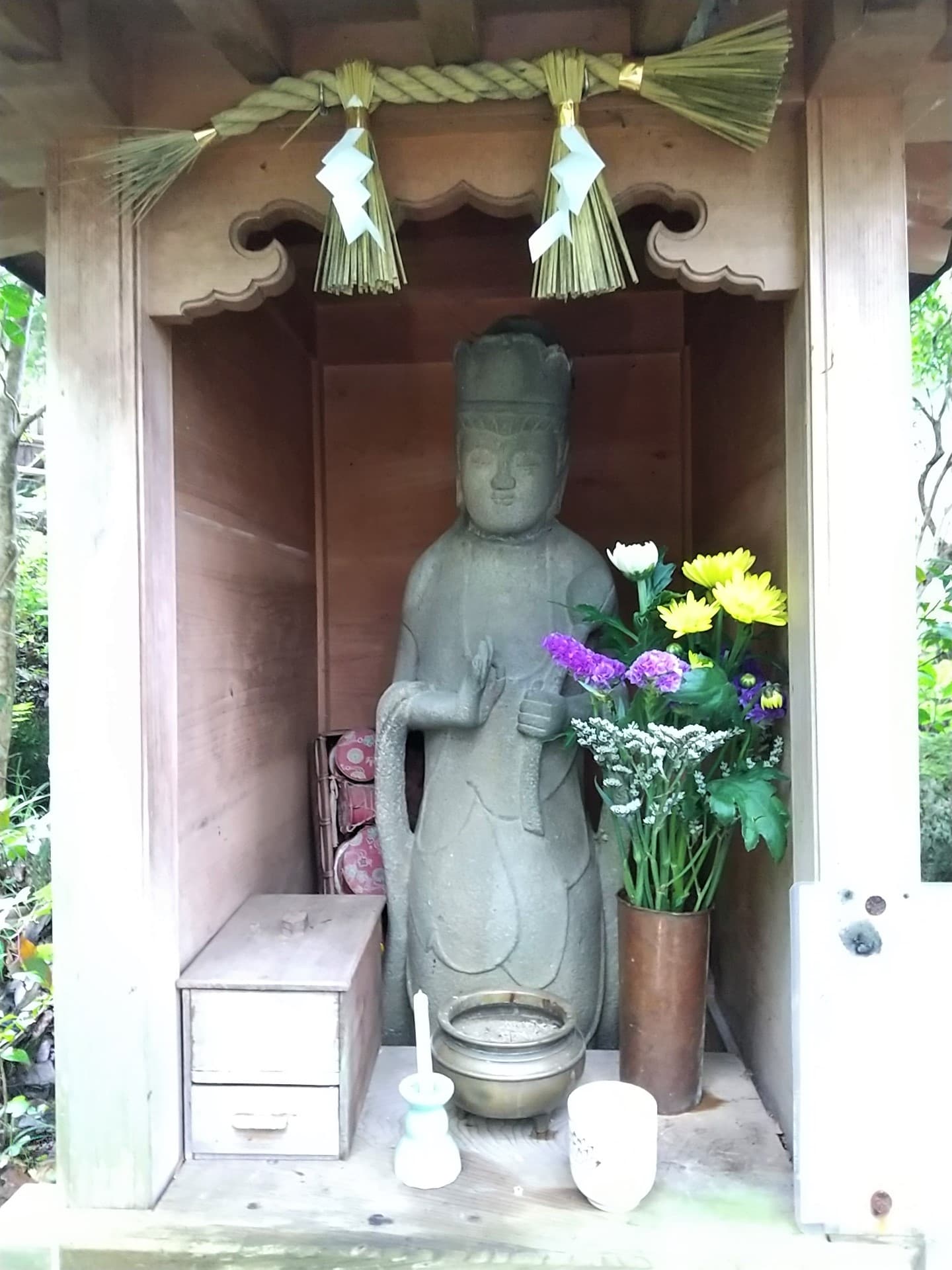 寿亭の庭園内にある子宝観音