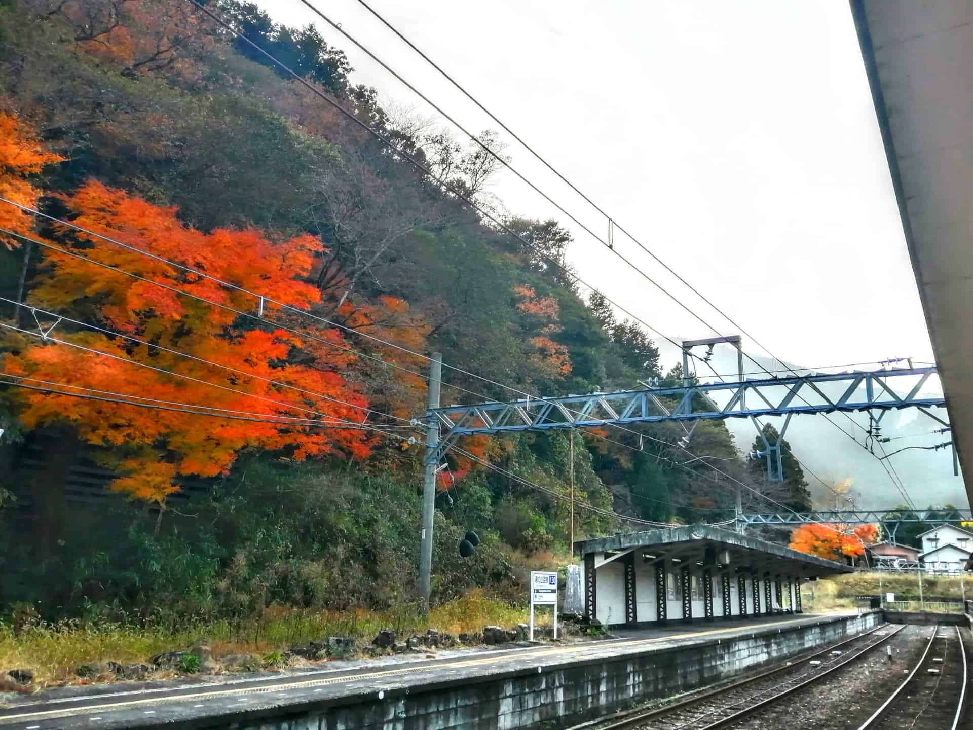 近鉄に乗って湯の山温泉に向かう方法